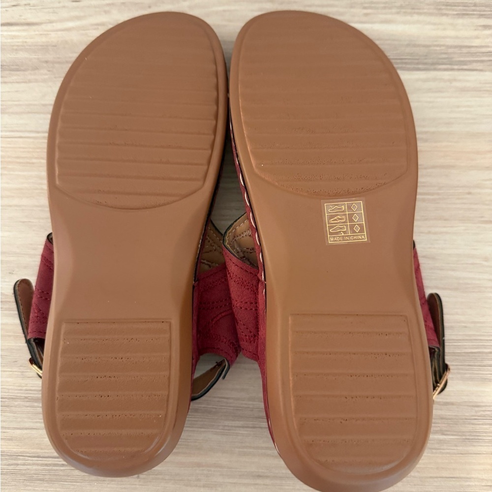 Cushioned red sandals size 9 womens NWOT - Picture 2 of 2